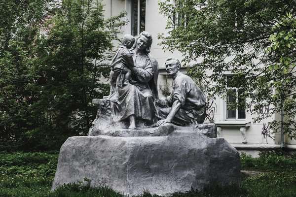 How do you manage the risk of damage to large outdoor sculptures during a UK move?